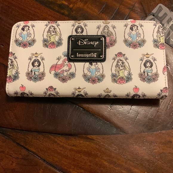 New Disney Loungefly Wallet Princesses 👸🧚🏻‍♀️👑💞 - Picture 1 of 7